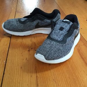 NIKE Tanjun SE Shoe Black/Pure Platinum/Cool Grey